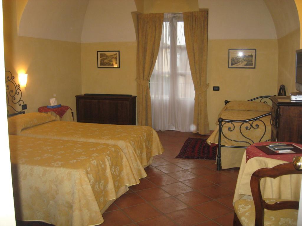 Hotel Palazzo Di Mezzo Carrù Pokoj fotografie