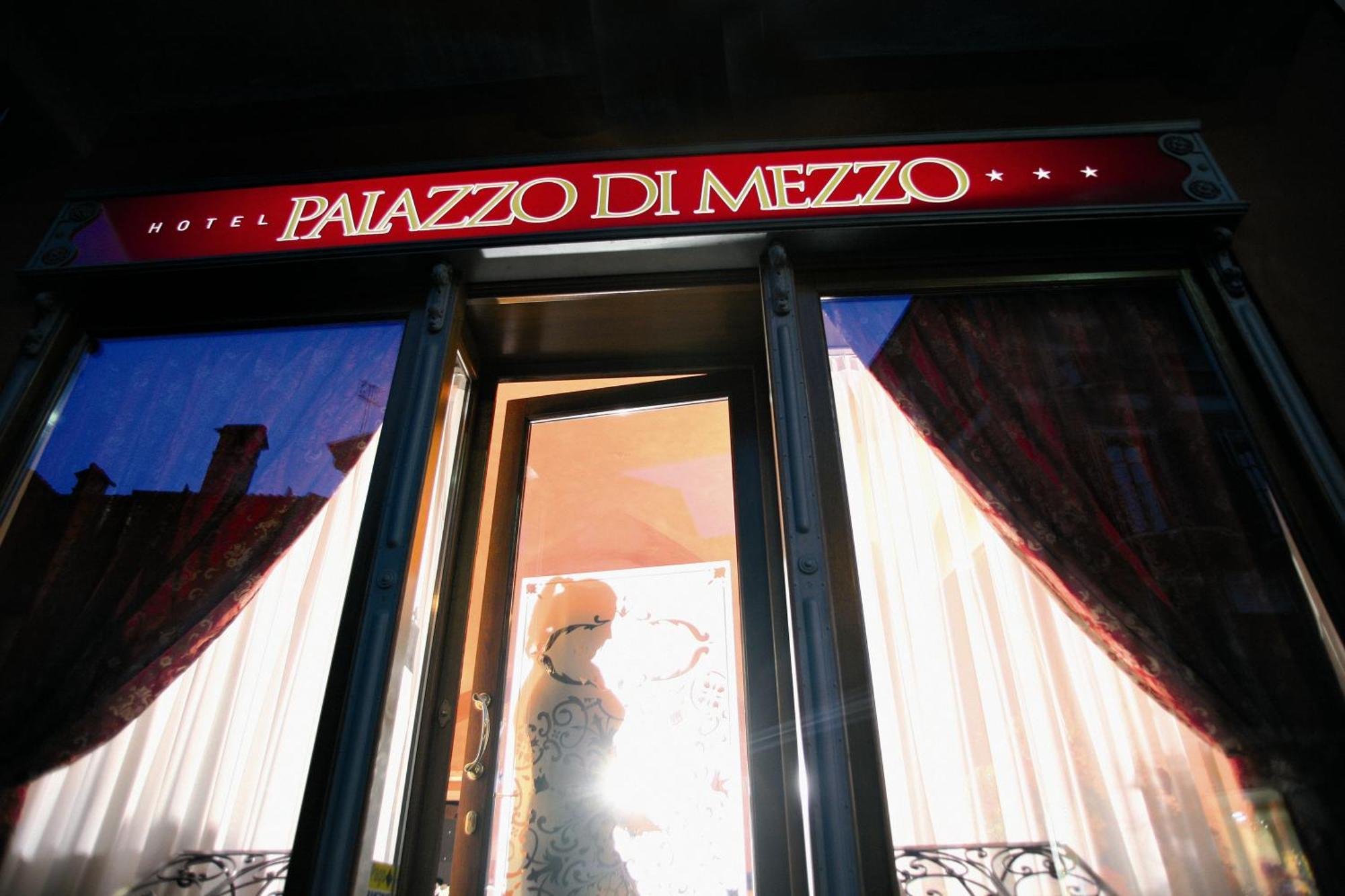 Hotel Palazzo Di Mezzo Carrù Exteriér fotografie