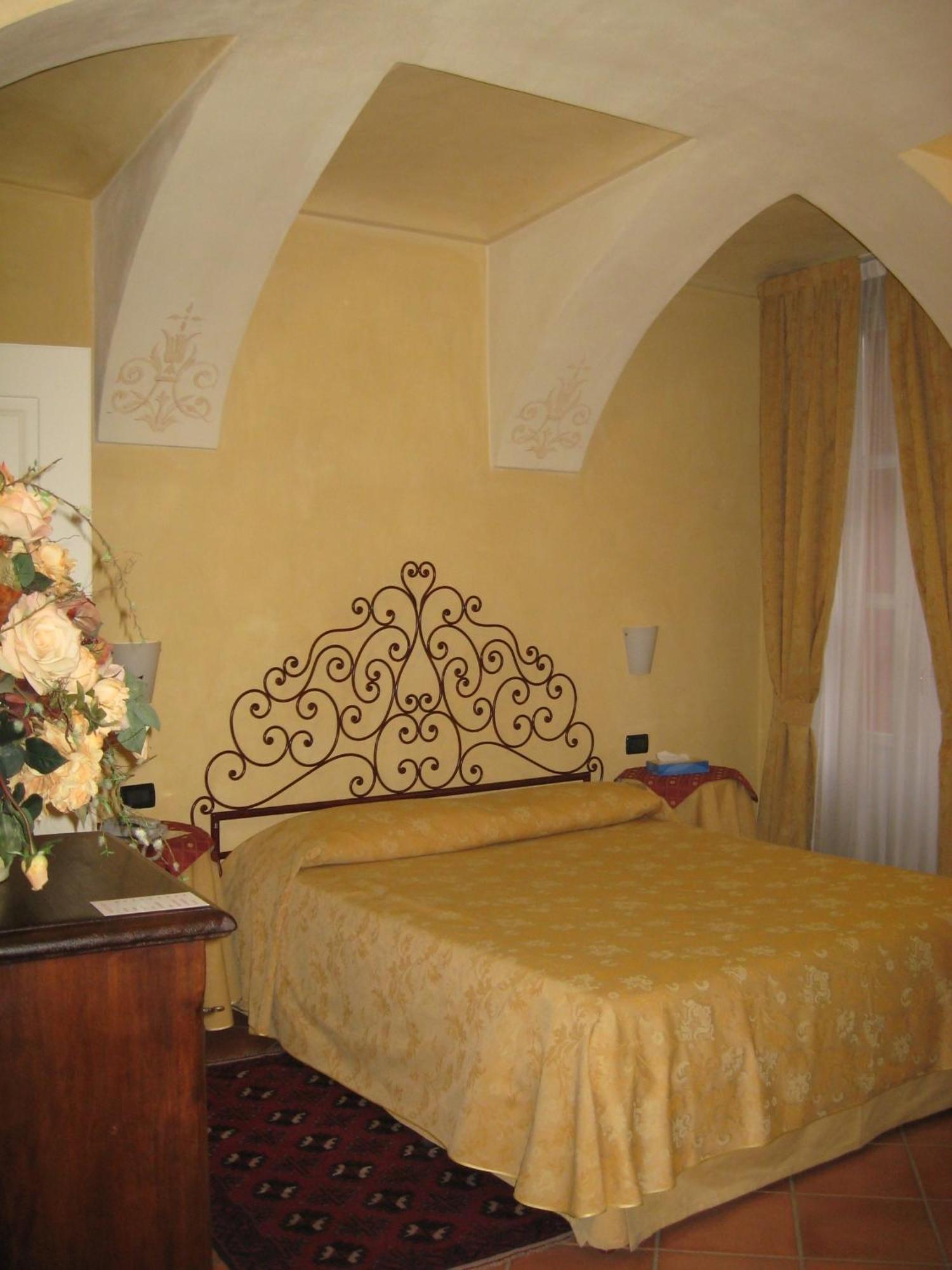 Hotel Palazzo Di Mezzo Carrù Pokoj fotografie