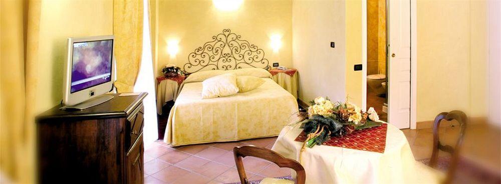 Hotel Palazzo Di Mezzo Carrù Exteriér fotografie