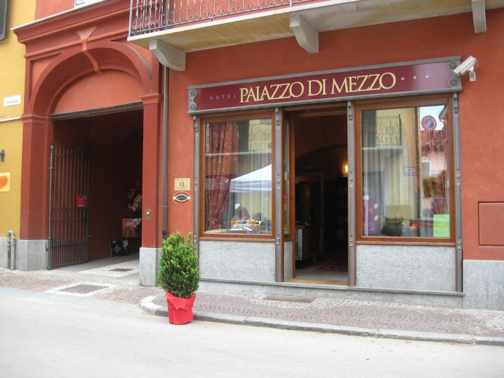Hotel Palazzo Di Mezzo Carrù Exteriér fotografie