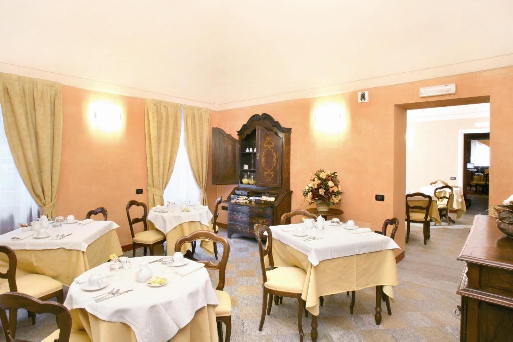 Hotel Palazzo Di Mezzo Carrù Exteriér fotografie