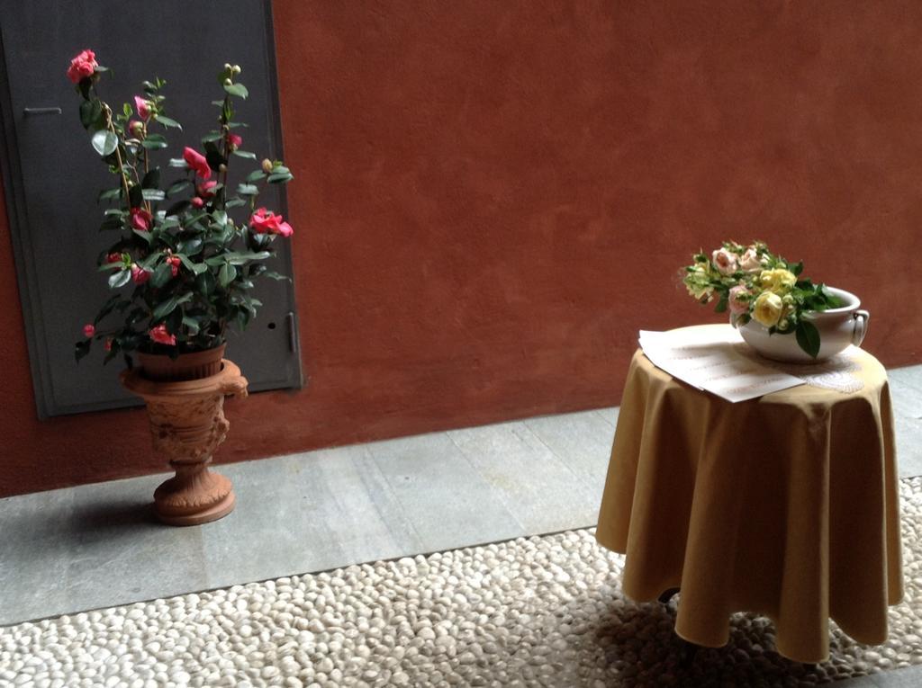 Hotel Palazzo Di Mezzo Carrù Exteriér fotografie